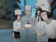 Yumichika and the others present the cake to Heita's mother.