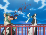 Byakuya atacando a Ganju.