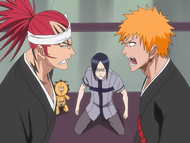 Ichigo and Renji argue despite Uryū's pleas.