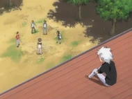 Hitsugaya watches Karin and her friends practice.