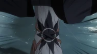 Zommari successfully ensnares Byakuya's leg using Amor.