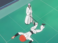 Gin Ichimaru trips up Gantenbainne while he is using Sonído.