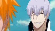 Gin aparece atrás de Ichigo