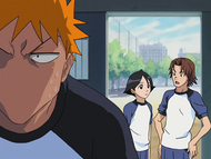 Ichigo sweats nervously as Keigo and Mizuiro discuss Uryū's strange behavior.