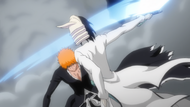 Ichigo ducks to avoid Ulquiorra's slash.