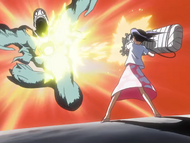 Ururu blasts the Hollow with a barrage from her Senren Bakusatsu Taihō.