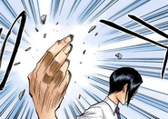 Uryū crushes the Hollow Bait between his fingers.