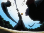 Ichigo cuts off Hexapodus's legs.