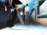 Ichigo runs past Uryū to save his sisters.