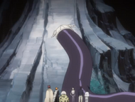 Ichigo watches as Bawabawa prepares to climb a tree to search for Rukia.