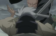 Hitsugaya blocks Ikkaku Madarame's attack on Kusaka.