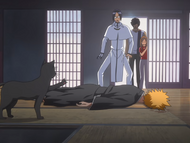 Uryū watches as Yoruichi scratches Ichigo.