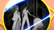 Gin, Aizen, Arisawa i Ogawa w odbiciu okularów.