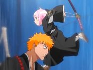 Yachiru pojawia się na ramieniu Ichigo.