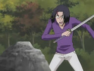 Wściekły Yumichika kilkakrotnie uderza mieczem o skałę