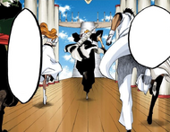 Ichigo and his friends rush toward the main palace.