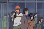Ichigo notes the size of the crowd at the station.
