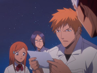 Orihime watches as Ichigo receives Ririn's letter.