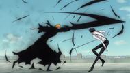 Tsukishima evades Ichigo's attacks.