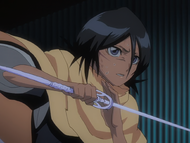 Rukia attacks Aaroniero while apologizing to Kaien.