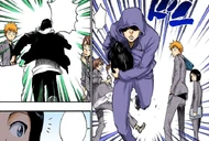 Ichigo sees a mugger run past him, Mizuiro, and Keigo with Kūgo Ginjō's bag.