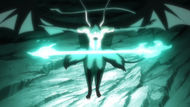 Ulquiorra uses Lanza del Relámpago against Zangetsu, who has taken possession of the body of Ichigo.