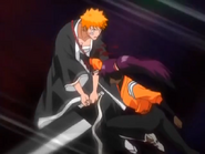 Yoruichi wkłada w ranę Ichigo lekarstwo.