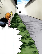 Orihime and Uryū wait for two Shinigami to walk by.