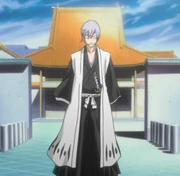 Ichimaru con el uniforme de capitán de la Tercera División