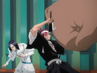 Renji protects Uryū from Szayelaporro's Fracción.