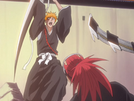 Ichigo attacks Renji during the interval between his successive attacks.