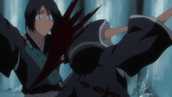 Rukia slashes Hanatarō Yamada while being controlled with Amor.