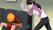 Ikumi hits Ichigo over the head.