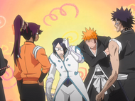 Hisagi watches as Ichigo strikes Uryū.