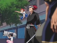 Renji and Urahara's employees arrive to help.