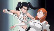 Loly destroza las mangas del vestido de Orihime