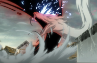 Ichigo cuts the serpent in half with a Getsuga Tenshō.