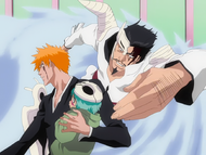 Dordoni attempts to attack Nel while Ichigo holds her.