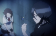 Rukia holds up her Kikanshinki and reveals she has wiped Mai Suzuki's memory.