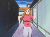 Orihime flees after drawing the attention of several Shinigami.