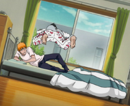 Isshin leci w kierunku okna dzięki czujności Ichigo