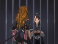 Rangiku gives Hinamori a letter from Aizen.