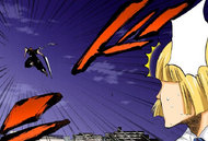 Ichigo leaps away from Shinji.