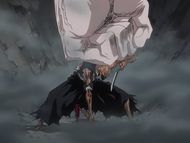 Ikkaku withstands Edrad's attack.