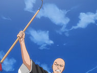 Ikkaku finds Hōzukimaru deflected by Ichigo.