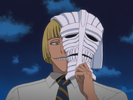 Shinji reveals his Hollow mask to Ichigo.