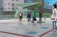 Ichigo's body lies on the ground with Kon's Mod-Soul pill and three police officers next to it.