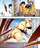 Mizuiro detonates a canister of gas in front of Aizen after getting his friends to safety.