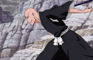 Ikkaku runs down a slope toward the Blanks.