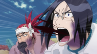 Renji and Uryū are poisoned by Mayuri's Bankai.